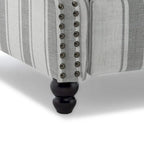 Fauteuil inclinable à dossier basculant, assise rembourrée et cloutée