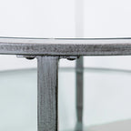 Table basse ronde Glenn de SEI Furniture, argent vieilli, avec plateau en verre et étagère