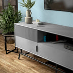 Meuble TV DH BASIC Modern avec 3 tiroirs et passe-câbles de 60 pouces par Denhour